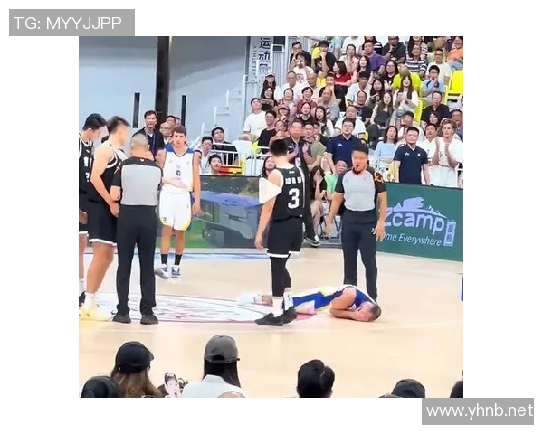 下手挺狠的！广东男篮与西班牙赫罗纳队的热身赛，周鹏挥拳打到对方！